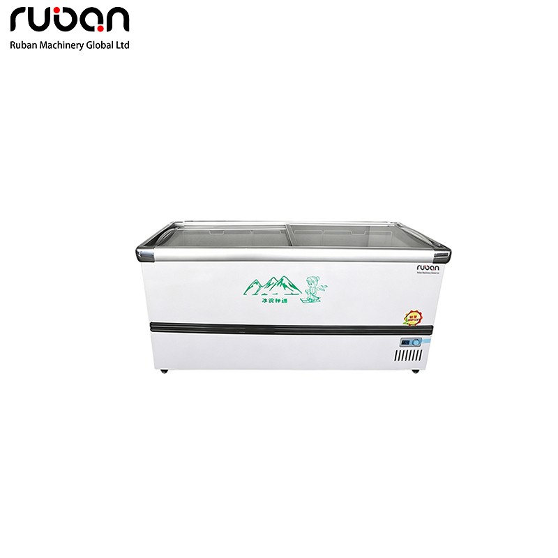 ثلاجة عرض تجارية أوروبية عميقة ذات سطح زجاجي، تُوضع في جزيرة، لعرض المنتجات المجمدة. - Ruban